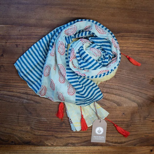 Schal aus Baumwolle mit Quaste, blau, rot, hellblau mit großen Längsmustern.