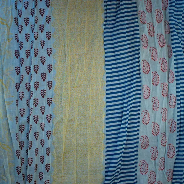 Schal aus Baumwolle mit Quaste, blau, rot, hellbau mit großen Längsmustern. Detailansicht