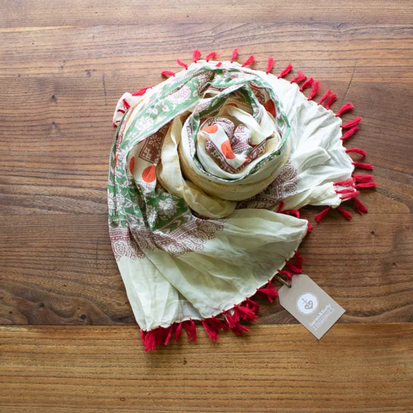 Schal aus Baumwolle mit Quaste, rote Borte, grünes Muster als Borte und im inneren Teil gelb gemustert.