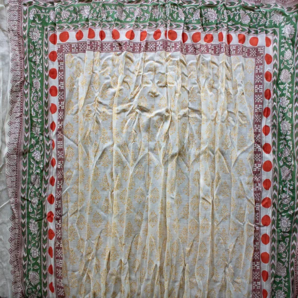 Schal aus Baumwolle mit Quaste, rote Borte, grünes Muster als Borte und im inneren Teil gelb gemustert. Detailansicht