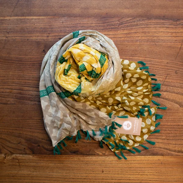 Schal aus Baumwolle mit Quaste, Senfgelb, Taube, grün mit Mustern und Punkten.