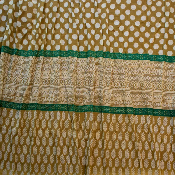 Schal aus Baumwolle mit Quaste, senfgelb, taube, grün mit Mustern und Punkten. Detailansicht