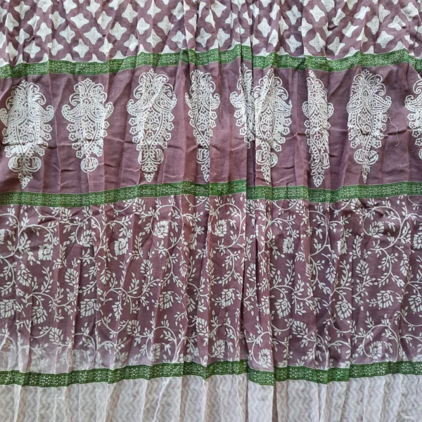 Schal aus Baumwolle mit Quaste, fuchsia, rot, grün mit Mustern und Punkten. Detailansicht