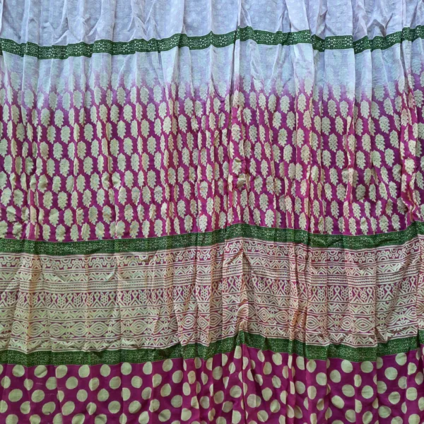 Schal aus Baumwolle mit Quaste, fuchsia, rot, grün mit Mustern und Punkten. Detailansicht