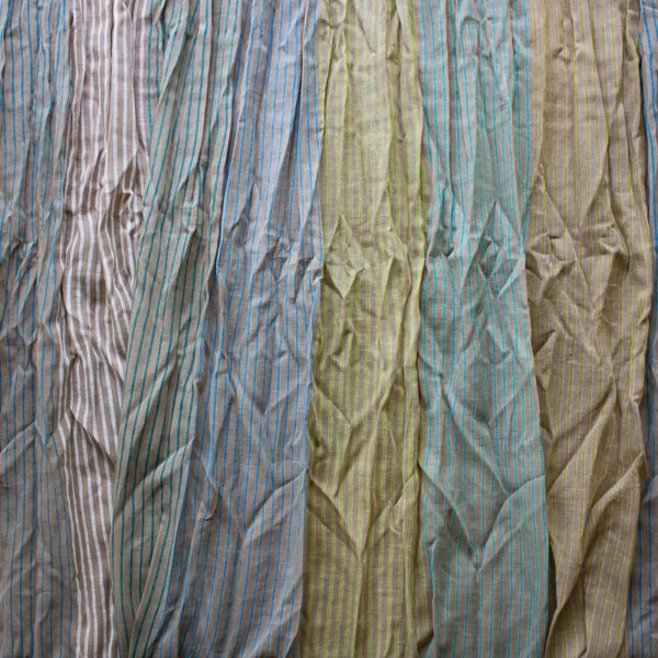 Schal aus Baumwolle mit Quaste, gelb, grau, grün mit Streifen. Detailansicht