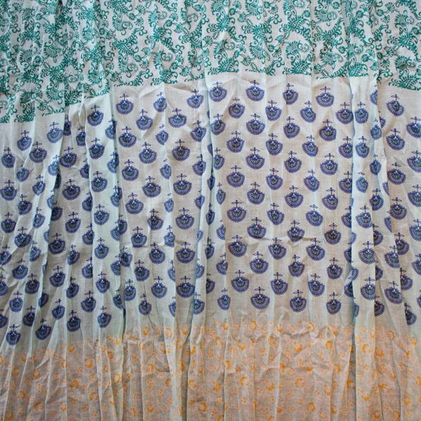 Schal aus Baumwolle mit Quaste, fuchsia, weiß, blau, grün mit Mustern. Detailansicht