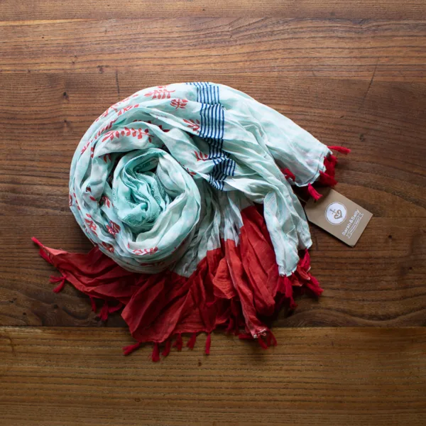 Schal aus Baumwolle mit Fransen, helles Türkis, rot, blau Muster.