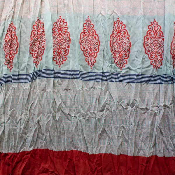 Schal aus Baumwolle mit Fransen, helles Türkis, rot, blau Muster. Detailansicht