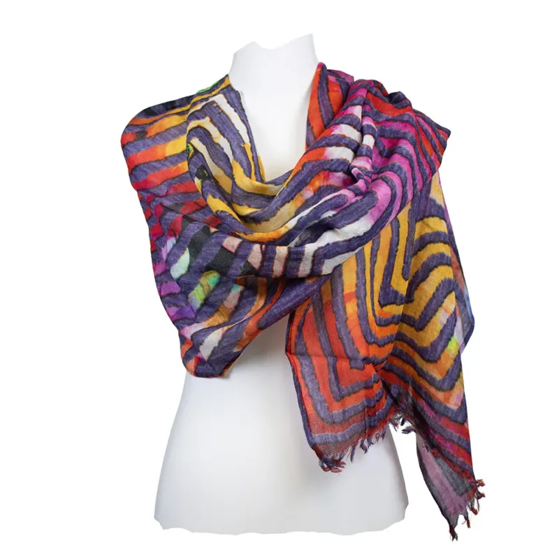 Schal aus 100 % Wolle von Salto mit farbenfrohem Linienmuster in Rot, Blau, Gelb und Violett