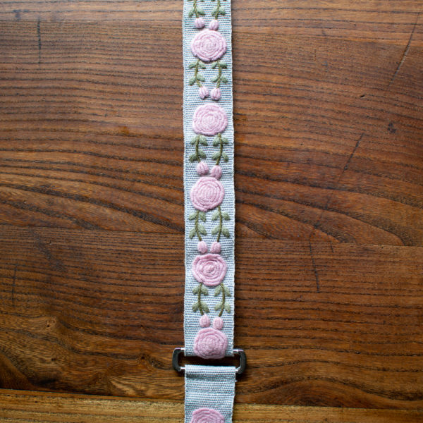 Taschengurt, handbestickt mit rosé farbenen Blüten, reine Wolle