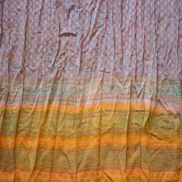 Schal von Sarah und Sally quer gemustert Borten und Blumen, Orange, Blau, Türkis und Rot.