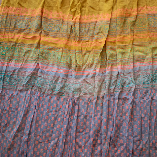 Schal von Sarah und Sally quer gemustert Borten und Blumen, Orange, Blau, Türkis und Rot.