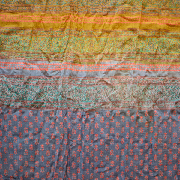 Schal von Sarah und Sally quer gemustert Borten und Blumen, Orange, Blau, Türkis und Rot.