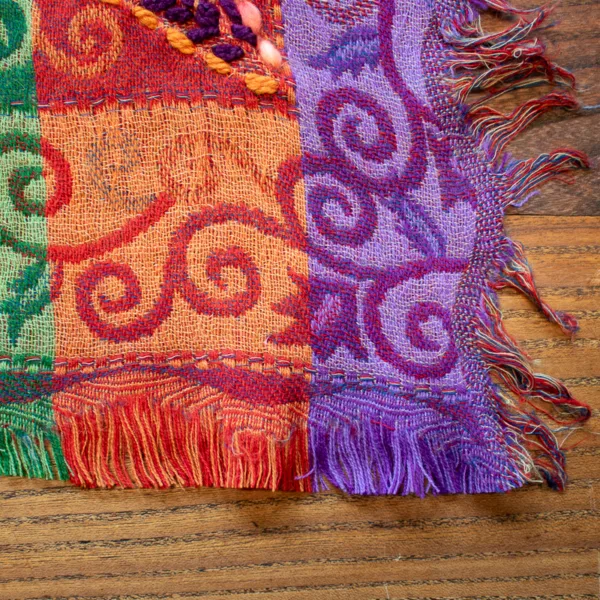Schal, 100 % Wolle bunt, mit Ornamenten bestickt, Detailansicht.