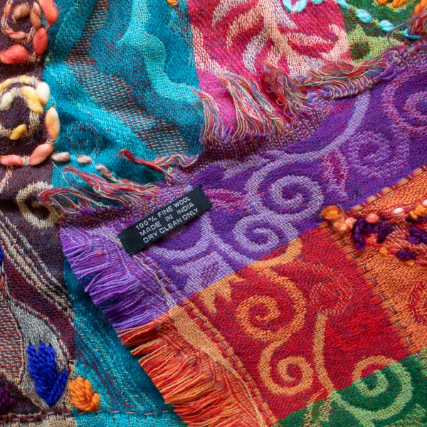 Schal, 100 % Wolle bunt, mit Ornamenten bestickt, Detailansicht.