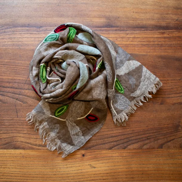 Wunderschöner Schal, 100 % Wolle beige, hellbraun, bestickt mit bunten Blättern.