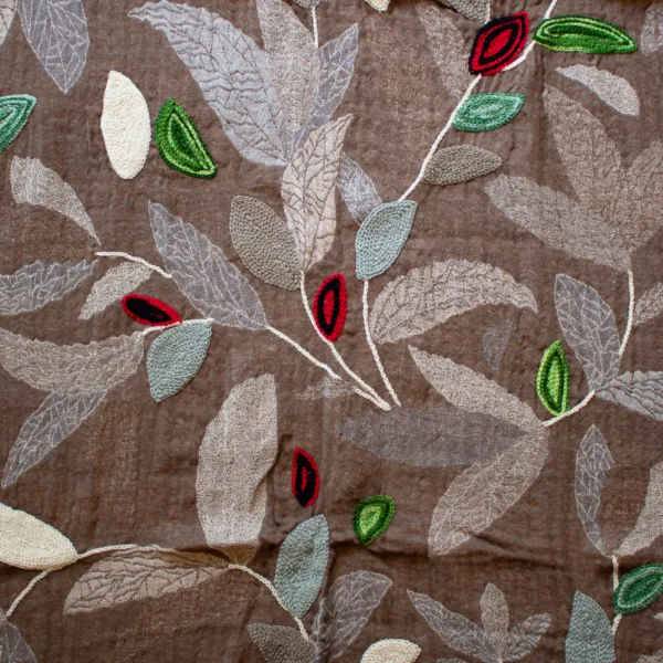 Wunderschöner Schal, 100 % Wolle beige, hellbraun, bestickt mit bunten Blättern, Detailaufnahme.