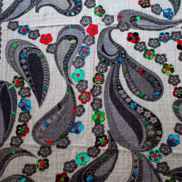 Wunderschöner Schal, 100 % Wolle schwarz-weiß, mit bunten Blumen bestickt, Detailansicht.