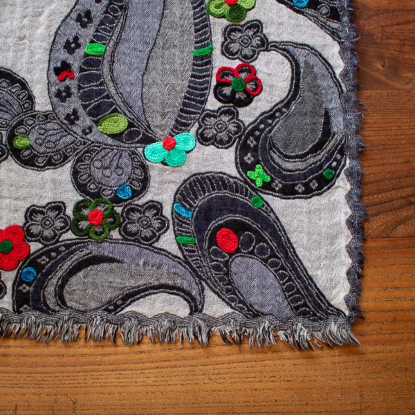 Wunderschöner Schal, 100 % Wolle schwarz-weiß, mit bunten Blumen bestickt, Detailansicht.
