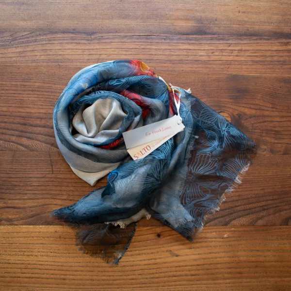 Hochwertiger Schal aus Baumwolle mit Seide, in Silbergrau mit Blau und roten Blumen.
