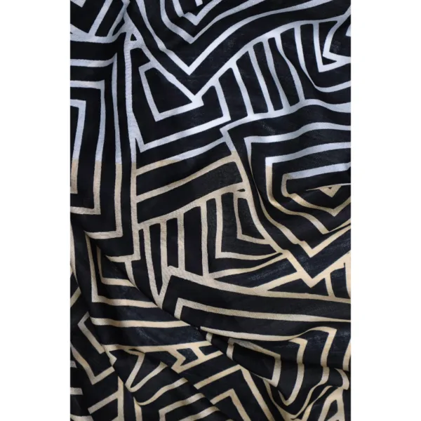 Detailaufnahme. Schal Akane von Salto grafisches Muster, Schwarz Weiß mit Creme 100 % Seide.