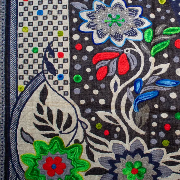 Detailbild. Wunderschöner Schal, 100 % Wolle Blau, mit bunten Blumen bestickt.