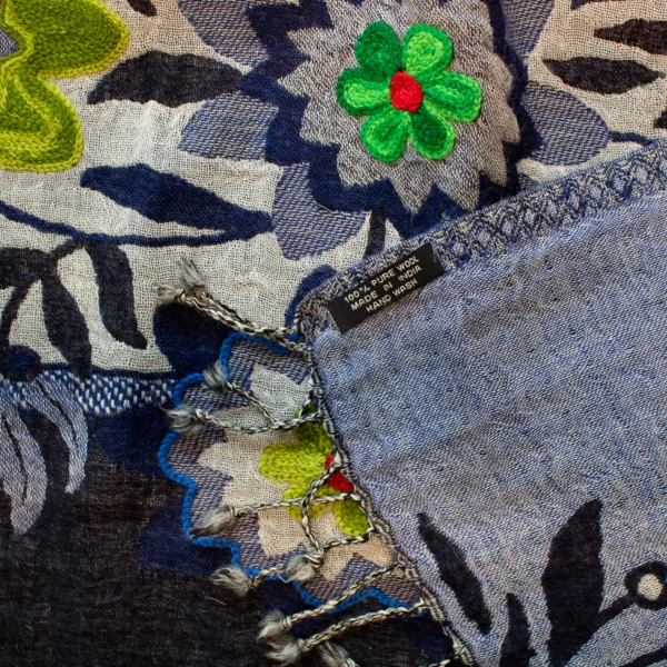Detailbild. Wunderschöner Schal, 100 % Wolle Blau, mit bunten Blumen bestickt.