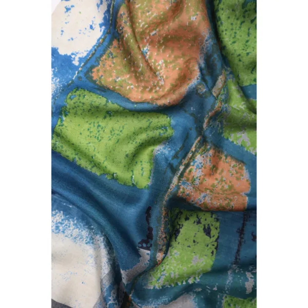 Detailaufnahme. Schal Akane von Salto grafisches Muster, Blau, Grün mit Naturtönen. 100 % Seide.