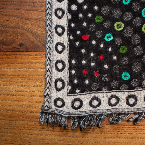 Detailbild. Wunderschöner Schal, 100 % Wolle, schwarz-weiß, mit eingewebten Punkten, bunt bestickt.
