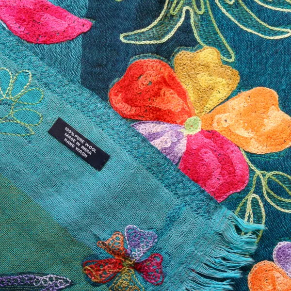 Schal, 100 % Wolle blautürkis bunt, mit Blumen bestickt. Detailansicht
