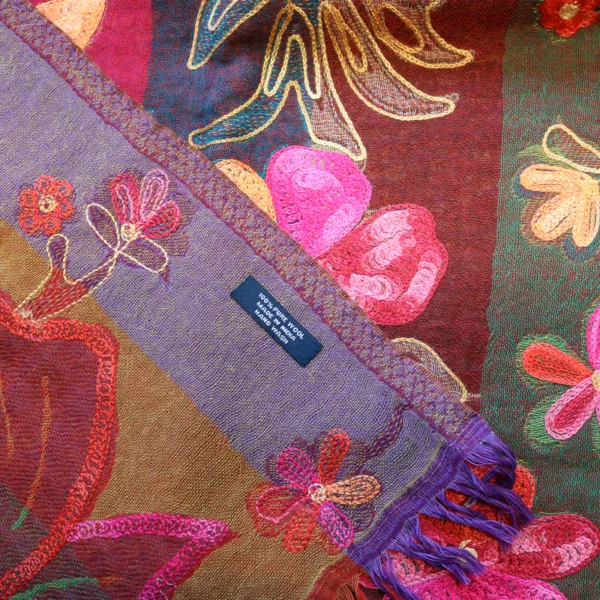 Schal, 100 % Wolle rotbunt, mit Blumen bestickt. Detailansicht