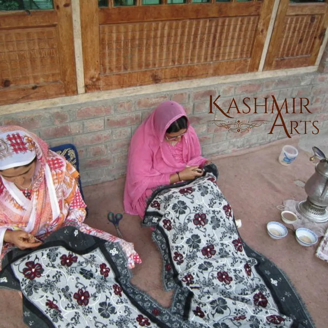 Kashmir_Arts Stickerinnen von Kashmir Arts bei der traditionellen Arbeit.