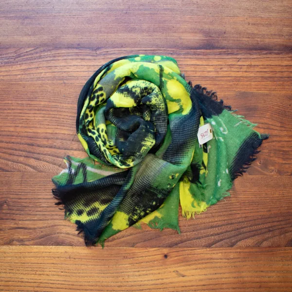 Schal in verschiedenen Grüntönen mit Blumen in Schwarz 100 % Wolle