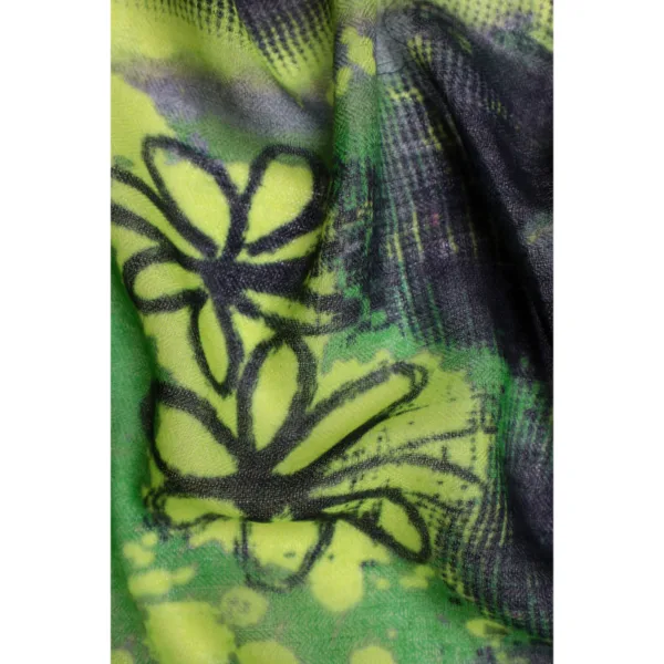 Schal in verschiedenen Grüntönen mit Blumen in Schwarz 100 % Wolle