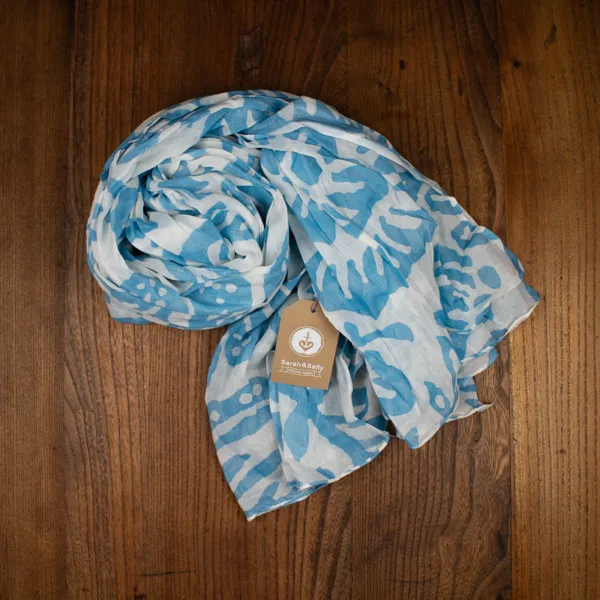 Schal aus Baumwolle von Sarah und Sally Blumenmuster in hellem Blau auf Weiß.