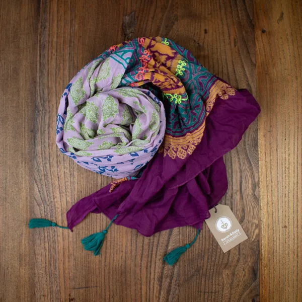 Schal aus Baumwolle von Sarah und Sally mit Quasten, Blau, Grün und Flieder mit Borte, Stieckerei und Mustern.