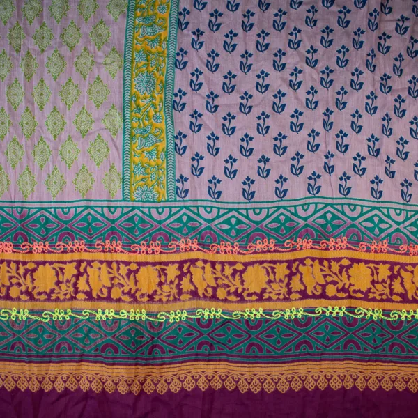 Schal aus Baumwolle von Sarah und Sally mit Quasten, Blau, Grün und Flieder mit Borte und Mustern.