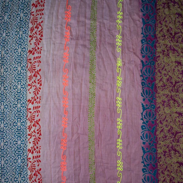 Schal aus Baumwolle von Sarah und Sally mit Quasten, Blau, Rot, Flieder mit Stickerei und Mustern.