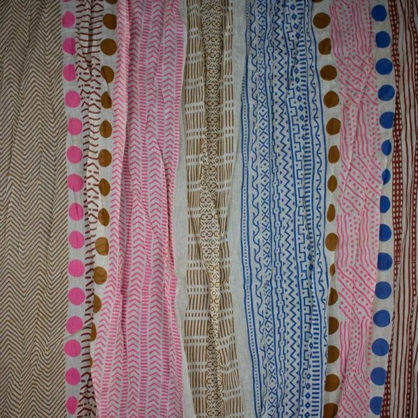 Schal aus Baumwolle von Sarah und Sally mit Quasten, Blau, Rose längs gemustert mit Punkten.