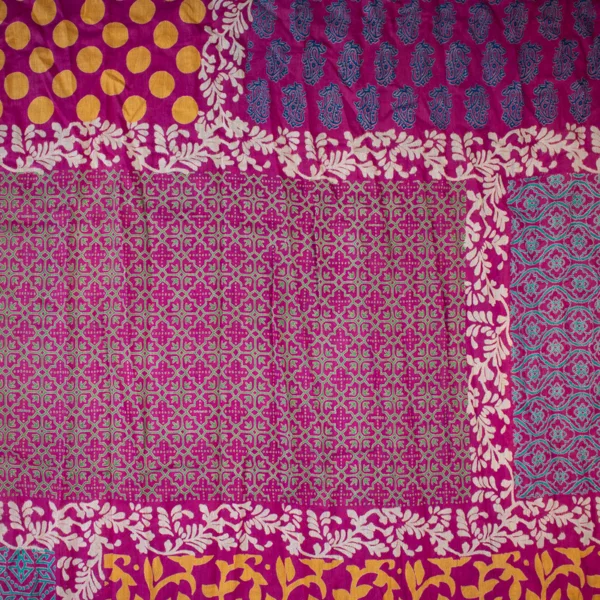 Schal aus Baumwolle von Sarah und Sally mit Quasten, Fuchsia mit Punkten und Mustern.