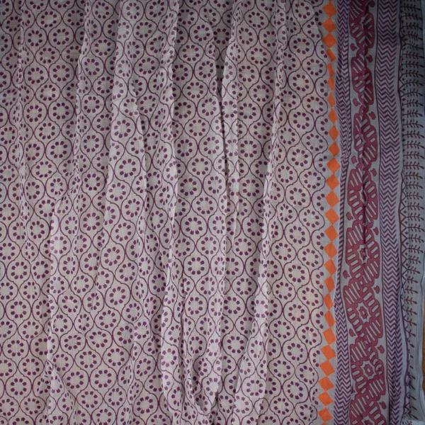 Schal aus Baumwolle von Sarah und Sally mit Quasten, Pink, Violett auf Weiß mit Hellblau in der Borte längst gemustert.