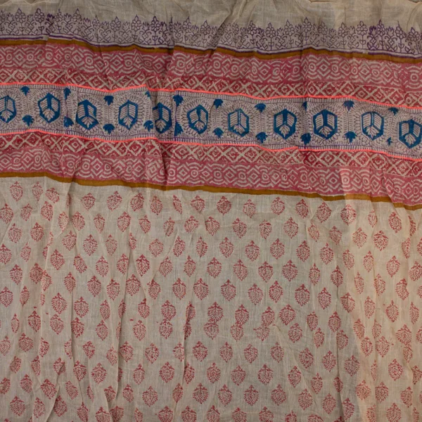 Schal aus Baumwolle von Sarah und Sally mit Quasten, kleine Muster in Rot, Blau und Violett auf Ecru.