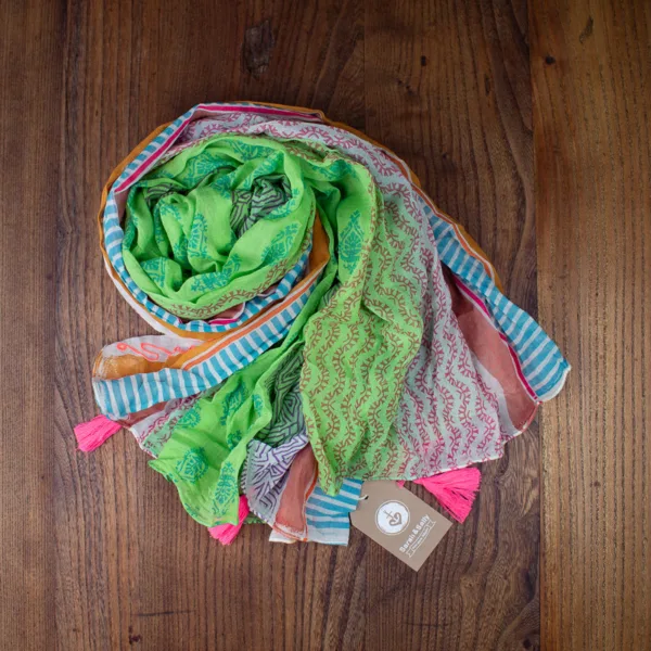 Schal aus Baumwolle von Sarah und Sally mit Quasten, Grün, Blau, Pink, bunt Muster über die Länge mit Stickerei.