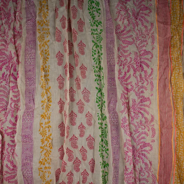 Schal aus Baumwolle von Sarah und Sally mit Quasten, Pink, Violett, Grün mit Neonstickerei auf Ecru, längst gemustert.