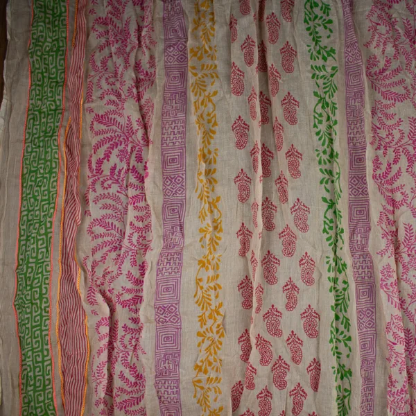 Schal aus Baumwolle von Sarah und Sally mit Quasten, Pink, Violett, Grün mit Neonstickerei auf Ecru, längst gemustert.