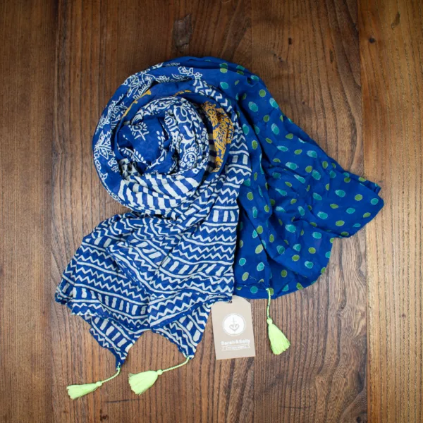 Schal aus Baumwolle von Sarah und Sally mit Quasten, Borte mit weißen Blattmustern auf Blau. Etwas gelb in der Borte.