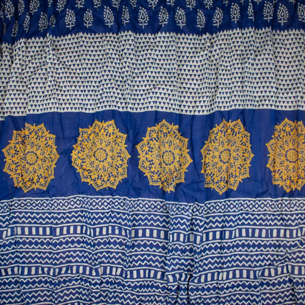 Schal aus Baumwolle von Sarah und Sally mit Quasten, Borte mit weißen Blattmustern auf Blau. Etwas Gelb in der Borte.