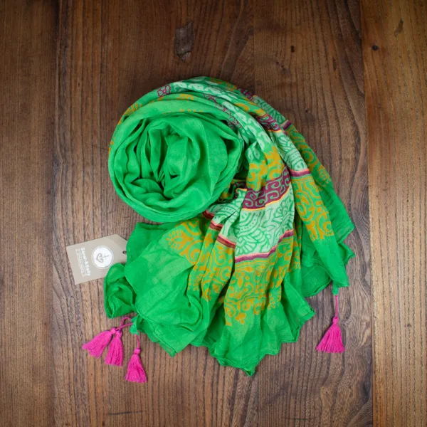 Schal aus Baumwolle von Sarah und Sally mit Quasten, saftig Grün, bunte Borte mit Stickerei