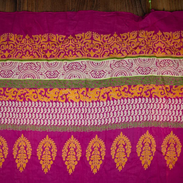 Schal aus Baumwolle von Sarah und Sally mit Quasten, kräftig Pink, bunt orange Borte mit Stickerei