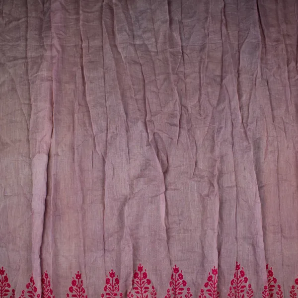 Schal aus Baumwolle von Sarah und Sally mit Quasten, Flieder, bunt pinker Borte mit Stickerei.